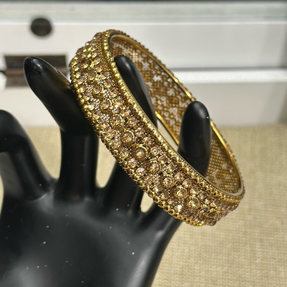 Jewelry - Beautiful Gold Tone Bangle